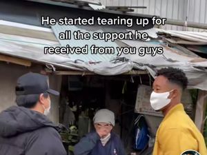Tangis Haru Kakek Pemilik Kedai Ramen Termurah Dapat Donasi Rp 57 Juta Tangis Haru Kakek Pemilik Kedai Ramen Termurah Dapat Donasi Rp 57 Juta