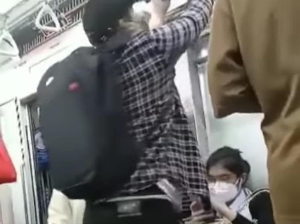 Pencuri di Gerbong KRL Diburu Usai Curi Laptop Bermodus Ganti Baju Pencuri di Gerbong KRL Diburu Usai Curi Laptop Bermodus Ganti Baju