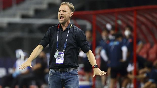 Thailand head coach, Alexandre Polking reacts at the touchline during the AFF Suzuki Cup 2020 semi-final second leg match between Thailand and Vietnam in Singapore, Sunday, Dec. 26, 2021. (AP Photo/Suhaimi Abdullah)