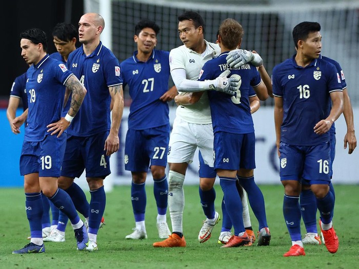 SINGAPORE, SINGAPORE - DECEMBER 23: Thai players celebrate after their 2-0 victory over Vietnam during the first leg of their AFF Suzuki Cup semifinal at the National Stadium on December 23, 2021 in Singapore. (Photo by Yong Teck Lim/Getty Images)