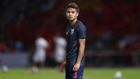 Kedua yaitu Theerathon Bunmathan. Bermodal empat musim bermain di Liga Jepang, pemain 31 tahun ini awet menjadi andalan lini belakang Thailand, termasuk di edisi 2016 dan saat ini. Foto: Getty Images/Pakawich Damrongkiattisak