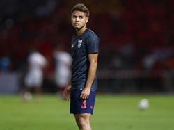 Kedua yaitu Theerathon Bunmathan. Bermodal empat musim bermain di Liga Jepang, pemain 31 tahun ini awet menjadi andalan lini belakang Thailand, termasuk di edisi 2016 dan saat ini. Foto: Getty Images/Pakawich Damrongkiattisak