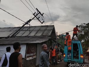 Sembilan Tiang Listrik di Sidoarjo Roboh Tersapu Angin Kencang