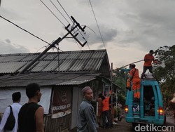 Sembilan Tiang Listrik di Sidoarjo Roboh Tersapu Angin Kencang