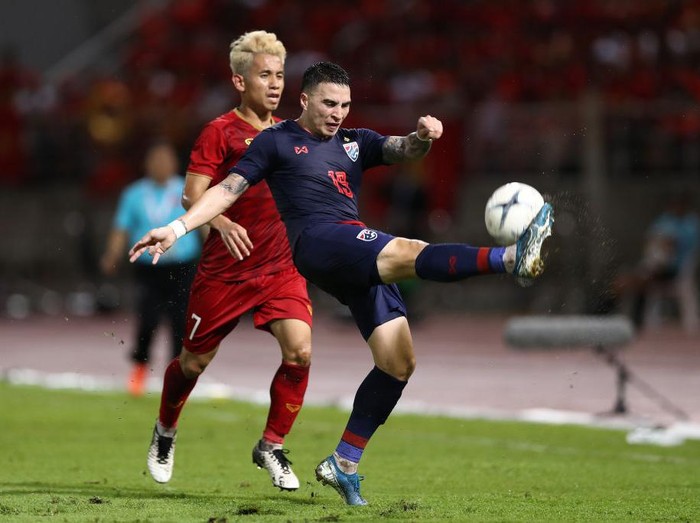 PATHUM THANI, THAILAND - SEPTEMBER 05: Tristan Do of Thailand (R) controls the ball under pressure of Nguyen Phong Hong Duy of Vietnam (L) during the FIFA World Cup Asian second qualifier match between Thailand and Vietnam at Thammasat Stadium on September 5, 2019 in Pathum Thani, Thailand. (Photo by Pakawich Damrongkiattisak/Getty Images)