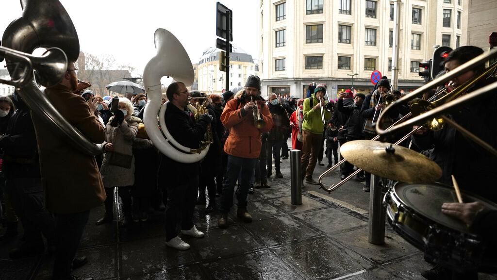 Pekerja Seni di Brussel Tolak Penutupan Tempat Hiburan Gegara Omicron