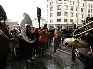 Pekerja Seni di Brussel Tolak Penutupan Tempat Hiburan Gegara Omicron