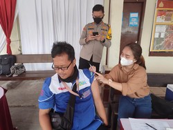 Kena Razia-Belum Divaksin COVID, Warga di Bogor Langsung Disuntik