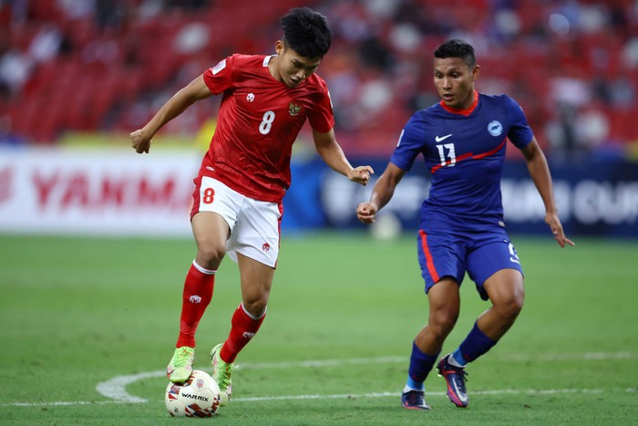 SINGAPORE, SINGAPORE - DECEMBER 25: Witan Sulaeman #8 of Indonesia controls the ball against Zulqarnaen Suzliman #13 of Singapore during the second half of the second leg of their AFF Suzuki Cup semifinal at the National Stadium on December 25, 2021 in Singapore. (Photo by Yong Teck Lim/Getty Images)