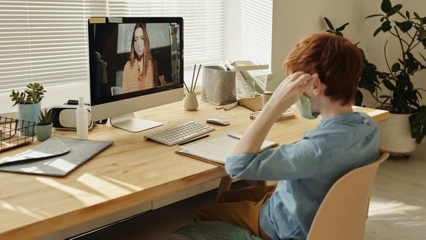 Zoom movie jadi agenda baru untuk merayakan tahun baru disituasi pademi covid-19