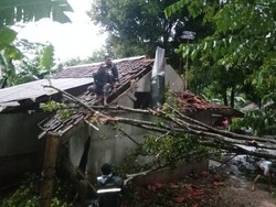 Puting Beliung Porak Porandakan 8 Rumah-1 Masjid di Bandung Barat