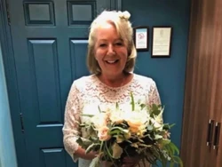 Kisah Wanita Pertamakali Menikah di Usia 61 Setelah Tunangan Selama 13 Tahun