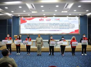 Anies Serahkan Bonus Rp 350 Juta ke Peraih Emas PON dan Peparnas