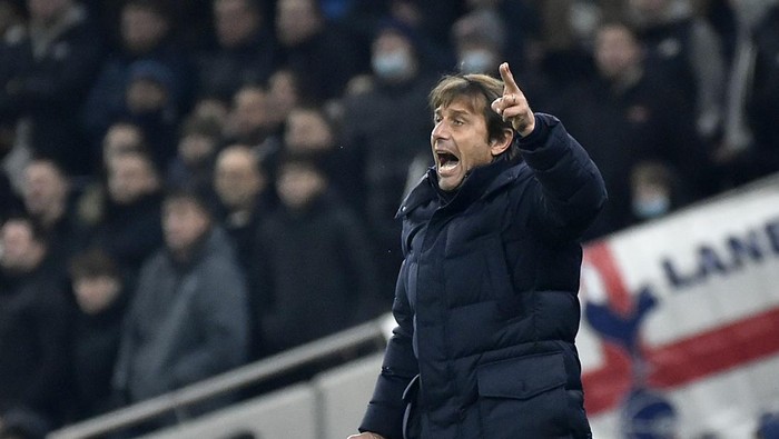 Tottenhams head coach Antonio Conte reacts during the English League Cup quarterfinal soccer match between Tottenham Hotspur and West Ham United at the Tottenham Hotspur Stadium in London, Wednesday, Dec. 22, 2021. (AP Photo/Rui Vieira)