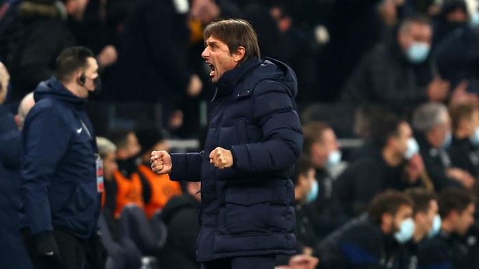 LONDON, ENGLAND - DECEMBER 22: Antonio Conte, Manager of Tottenham Hotspur celebrates their sides second goal scored by Lucas Moura (not pictured) during the Carabao Cup Quarter Final match between Tottenham Hotspur and West Ham United at Tottenham Hotspur Stadium on December 22, 2021 in London, England. (Photo by Julian Finney/Getty Images)