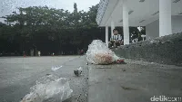 Baru Saja Dipercantik, Alun-alun Bekasi Banyak Sampah