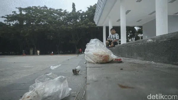 Baru Saja Dipercantik, Alun-alun Bekasi Banyak Sampah