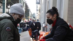 8 Foto Aksi Bella Hadid Jadi Sukarelawan, Dipuji dan Dinyinyirin Netizen
