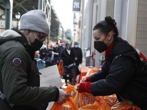 8 Foto Aksi Bella Hadid Jadi Sukarelawan, Dipuji dan Dinyinyirin Netizen