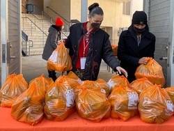 Bella Hadid Isi Liburan Natal dengan Jadi Relawan, Bagi-bagi Makanan