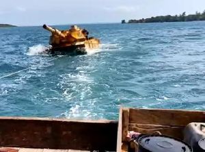 Ini Cerita Nelayan Temukan Benda Mirip Tank di Natuna Ini Cerita Nelayan Temukan Benda Mirip Tank di Natuna
