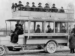 Ini Wujud Bus Pertama di Dunia, Cuma Muat 8 Orang