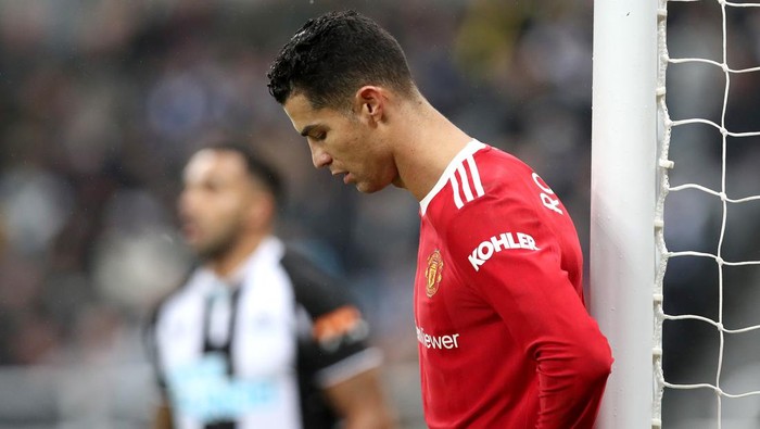 NEWCASTLE UPON TYNE, ENGLAND - DECEMBER 27: Cristiano Ronaldo of Manchester United looks dejected during the Premier League match between Newcastle United  and  Manchester United at St James Park on December 27, 2021 in Newcastle upon Tyne, England. (Photo by Ian MacNicol/Getty Images)