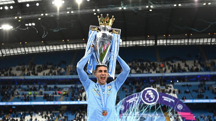 MANCHESTER, ENGLAND - MAY 23: Ferran Torres of Manchester City celebrates with the Premier League Trophy as Manchester City are presented with the Trophy as they win the league following the Premier League match between Manchester City and Everton at Etihad Stadium on May 23, 2021 in Manchester, England. A limited number of fans will be allowed into Premier League stadiums as Coronavirus restrictions begin to ease in the UK. (Photo by Michael Regan/Getty Images)