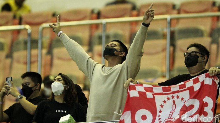 Gaya Kaesang Tonton Semifinal Persis vs Dewa United Persis Solo berhasil mengalahkan Dewa United pada semifinal Liga 2 2021 di Stadion Pakansari, Senin (27/12) malam WIB. Pertandingan ini ditonton langsung oleh bos Persis, Kaesang Pangarep.