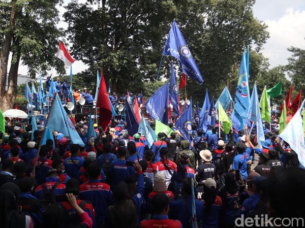 Gedung Sate Dikepung Buruh