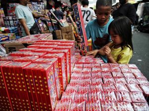Cerita Pedagang Kembang Api Pasar Asemka Alami Penurunan Omzet hingga 50%
