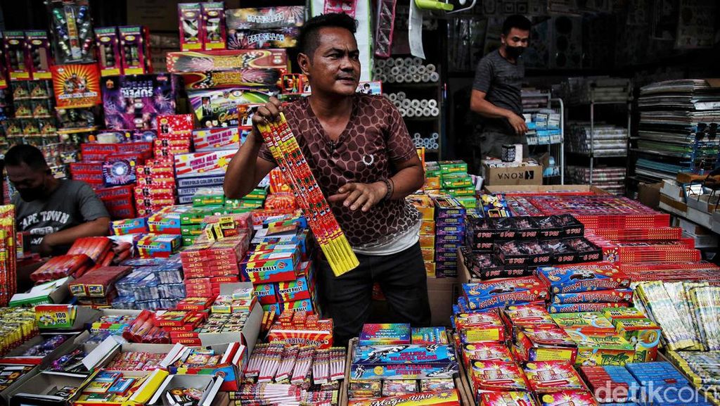 Geliat Penjualan Kembang Api Jelang Tahun Baru 2022 Geliat Penjualan Kembang Api Jelang Tahun Baru 2022