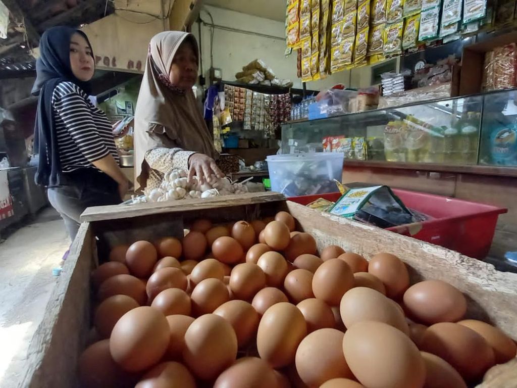 Harga Telur Menggila, Omzet Penjual Agen-Pedagang Pasar Merosot