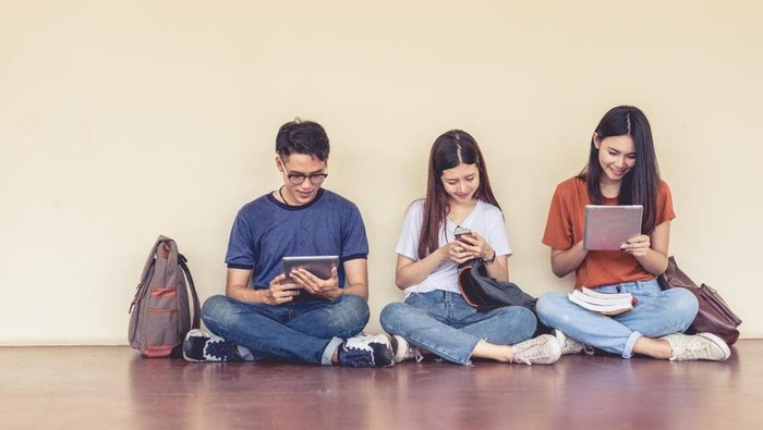 Ilustrasi Pelajar Bermain Gadget
