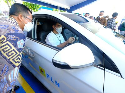 Intip Gaya Anak Jokowi Jajal Mobil Listrik
