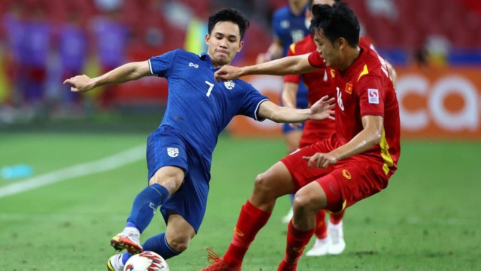Jelang Final Piala AFF, 5 Pemain Thailand Ini Wajib Diwaspadai SINGAPORE, SINGAPORE - DECEMBER 23: Chanathip Songkrasin #18 of Thailand passes the ball against Phan Van Duc #20 of Vietnam in the second half during the first leg of their AFF Suzuki Cup semifinal at the National Stadium on December 23, 2021 in Singapore. (Photo by Yong Teck Lim/Getty Images)