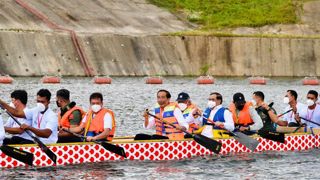 Momen Jokowi Bareng Para Menteri Dayung Perahu Naga di Bendungan