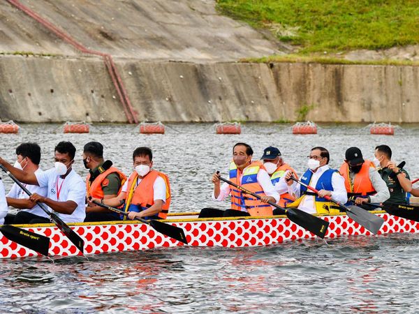 Momen Jokowi Bareng Para Menteri Dayung Perahu Naga di Bendungan