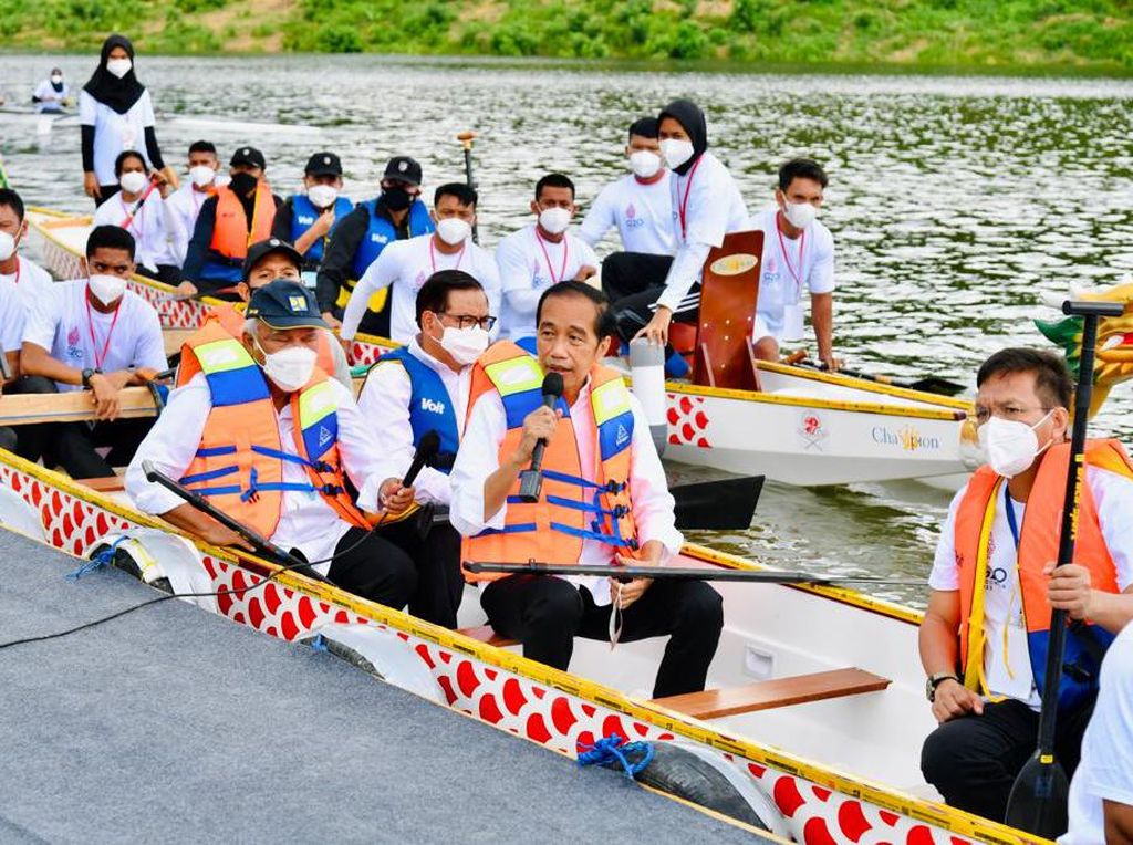 Jokowi Resmikan Bendungan Ladongi di Sulut Sambil Naik Perahu Naga