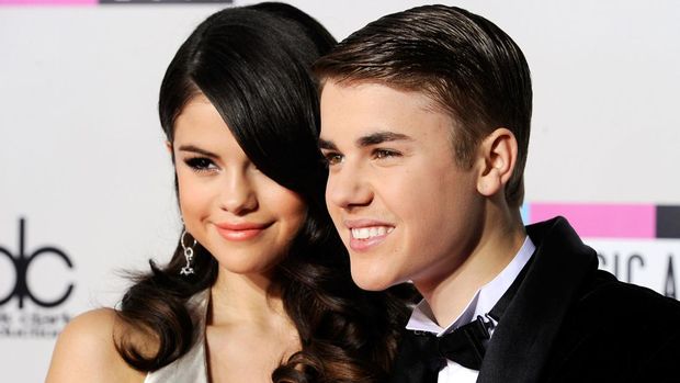 LOS ANGELES, CA - NOVEMBER 20:  Singers Selena Gomez and Justin Bieber arrive at the 2011 American Music Awards held at Nokia Theatre L.A. LIVE on November 20, 2011 in Los Angeles, California.  (Photo by Frazer Harrison/AMA2011/Getty Images for AMA)
