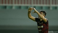 Fabiano Beltrame merayakan gol yang dicetaknya. Dia mencetak gol setelah memanfaatkan umpan dari Arapenta Poerba.