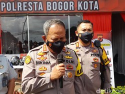 Kapolda Jabar Cek Bukti Vaksinasi Penumpang Bus di Baranangsiang