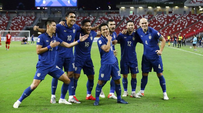 Supachok Sarachat of Thailand, right, shields the ball from Nguyen Thanh Chung of Vietnam during the AFF Suzuki Cup 2020 semi-final first leg match between Vietnam and Thailand in Singapore, Thursday, Dec. 23, 2021. (AP Photo/Suhaimi Abdullah)