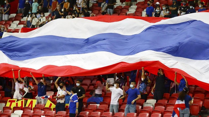 Kupas Kekuatan Thailand, Lawan Indonesia di Final Piala AFF Supachok Sarachat of Thailand, right, shields the ball from Nguyen Thanh Chung of Vietnam during the AFF Suzuki Cup 2020 semi-final first leg match between Vietnam and Thailand in Singapore, Thursday, Dec. 23, 2021. (AP Photo/Suhaimi Abdullah)