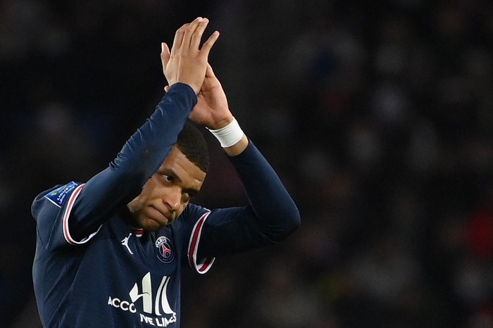 Paris Saint-Germains French forward Kylian Mbappe applauds as he leaves the pitch during the French L1 football match between Paris Saint-Germain (PSG) and AS Monaco (ASM) at the Parc des Princes stadium in Paris, on December 12, 2021. (Photo by FRANCK FIFE / AFP)