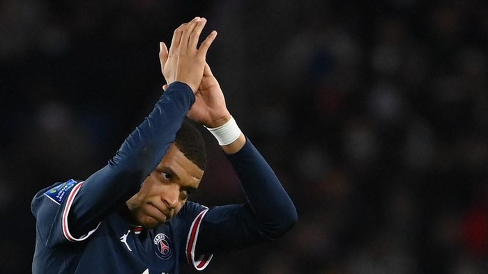 Paris Saint-Germains French forward Kylian Mbappe applauds as he leaves the pitch during the French L1 football match between Paris Saint-Germain (PSG) and AS Monaco (ASM) at the Parc des Princes stadium in Paris, on December 12, 2021. (Photo by FRANCK FIFE / AFP)