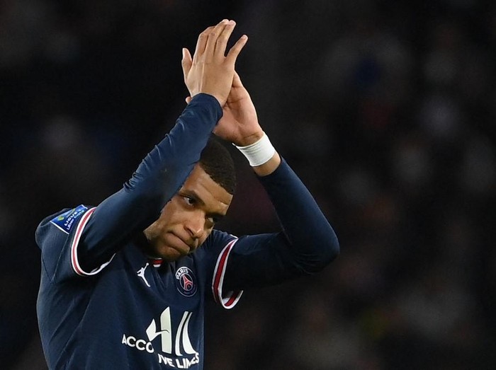 Paris Saint-Germain's French forward Kylian Mbappe applauds as he leaves the pitch during the French L1 football match between Paris Saint-Germain (PSG) and AS Monaco (ASM) at the Parc des Princes stadium in Paris, on December 12, 2021. (Photo by FRANCK FIFE / AFP)