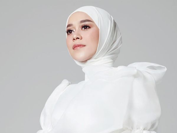7 Gaya Busana Lesti Kejora dan Rizky Billar Serba Putih di Aqiqah Baby L