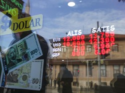 Lira Anjlok, Warga Turki Tarik Uang dan Simpan di Bawah Bantal