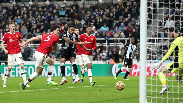 NEWCASTLE UPON TYNE, ENGLAND - DECEMBER 27: Callum Wilson of Newcastle United scores a goal which is disallowed for offside during the Premier League match between Newcastle United  and  Manchester United at St James Park on December 27, 2021 in Newcastle upon Tyne, England. (Photo by Ian MacNicol/Getty Images)